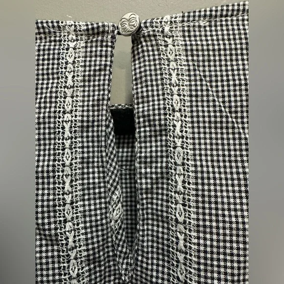 CeCe Size M Cotton Bell Sleeve Top NWOT - Picture 5 of 7